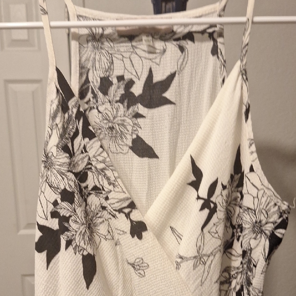 Chic Black and White Floral Backless Dress